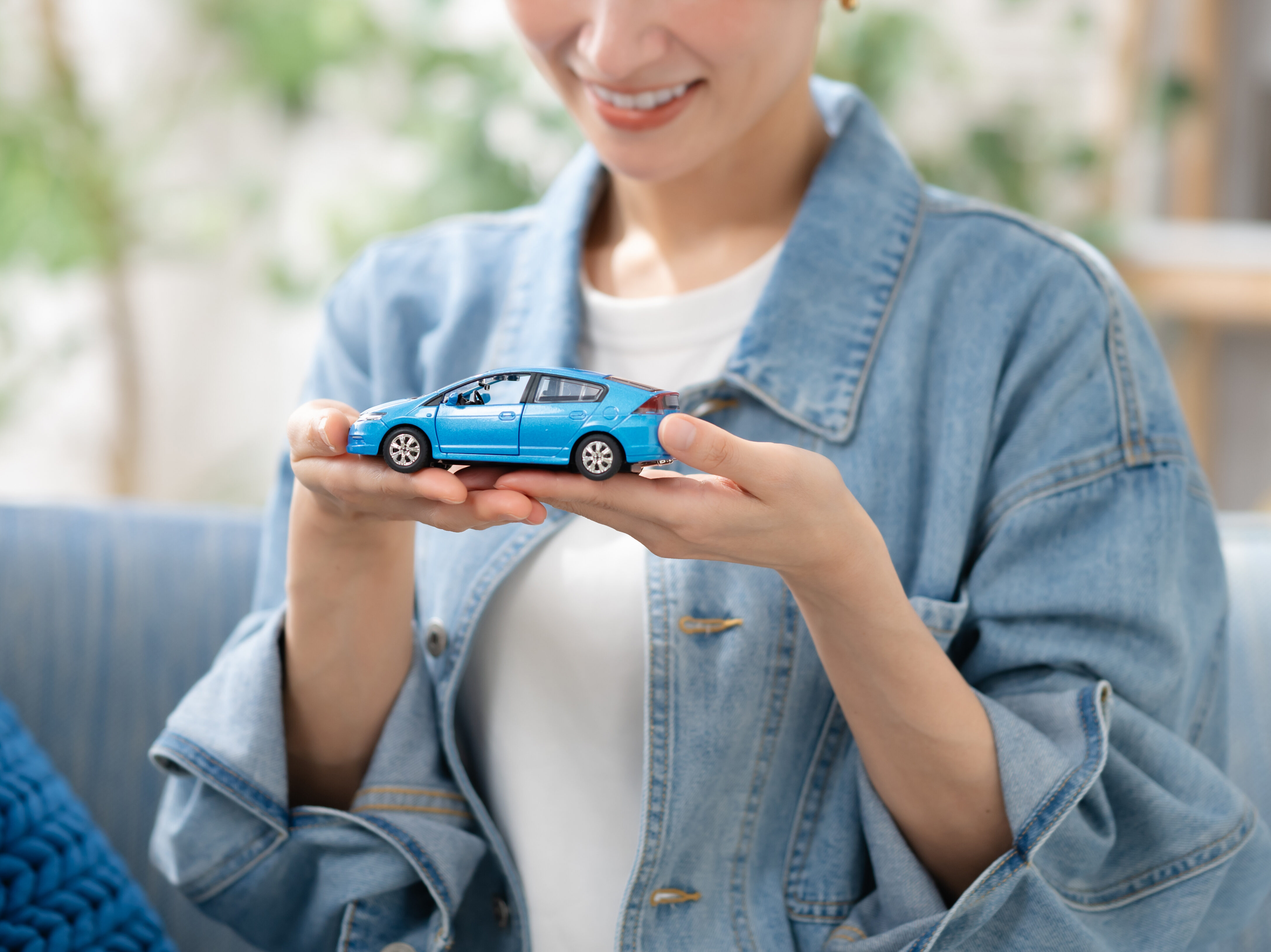 車を持つ女性